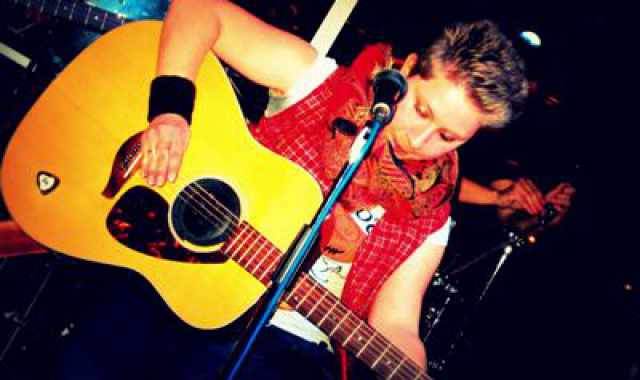 Luce, chitarra e pop-rock sulle orme di Elisa