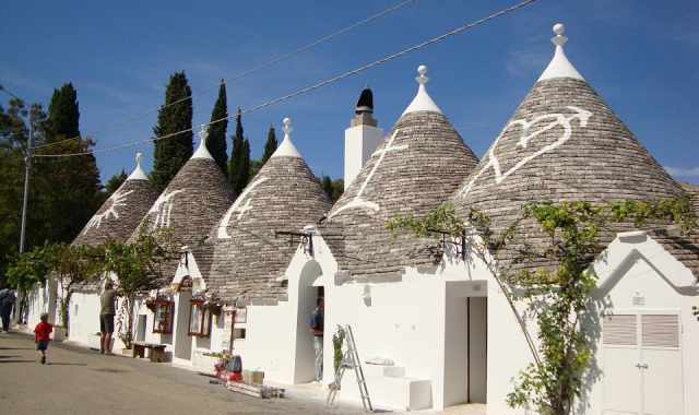 Alberobello, Summer lights: sui trulli proiezione dei quadri di Gustav Klimt