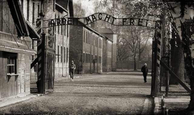 Bari, Mediateca: in mostra le immagini dei campi di concentramento di Auschwitz