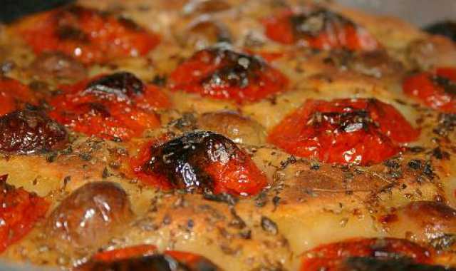 ''Carnevale a Bari vecchia'': funerale di zii Rocche e sagra della focaccia nel borgo antico