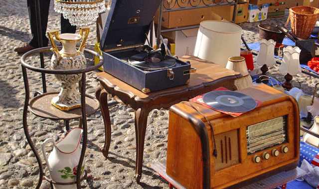 Bari, mercatino dell'antiquariato in piazza Eroi del Mare