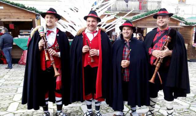 Bari, Natale a Carbonara: nel centro storico zampognari, musica e balli