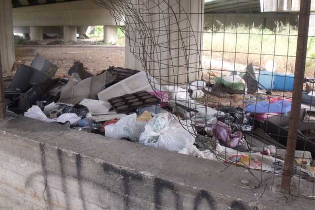 Japigia, discarica di televisori sotto il ponte. Ma mica � facile smaltirli