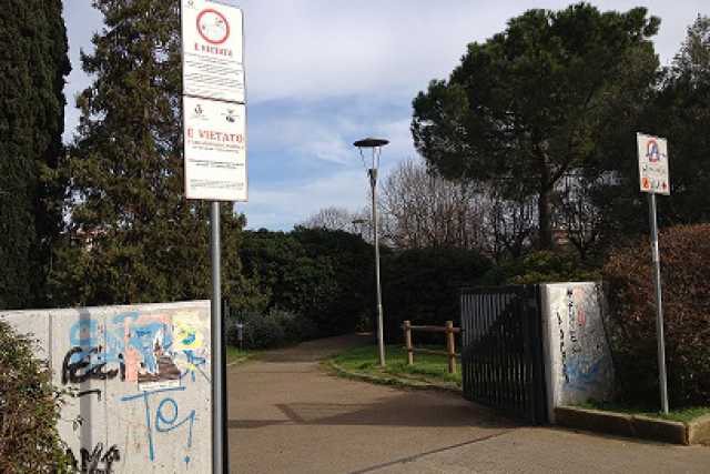 Il Comune apre i parchi ai cani, ma i ''bisognini'' rimangono sull'erba