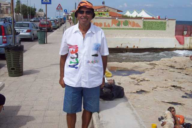 Santo Spirito: ecco Carlo, il 70enne che ogni giorno balla in spiaggia. Video