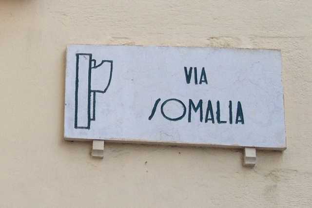 Restaurato il fascio sulla targa di via Somalia. E' opportuno?