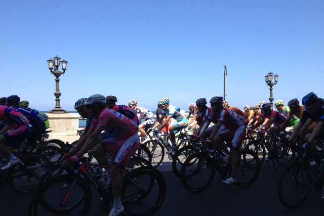 Nel giorno di San Nicola il Giro d'Italia passa da Bari: le foto