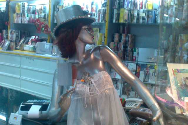 L'unico sexy shop di Bari: �Qui vengono tutti, non siamo pi� un tabu�