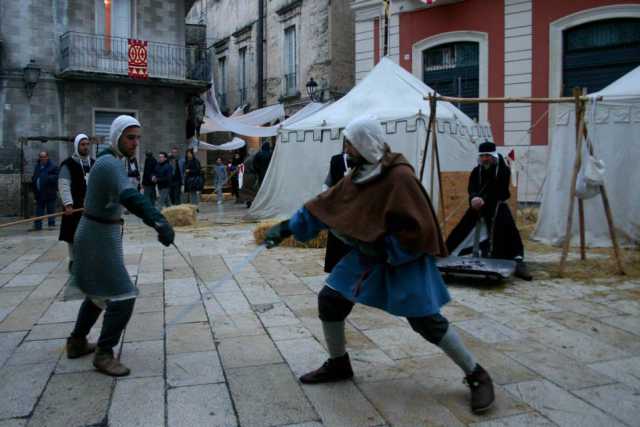 Spade, elmi e scudi, � la ''scherma storica'': �Ma si duella con armi vere�