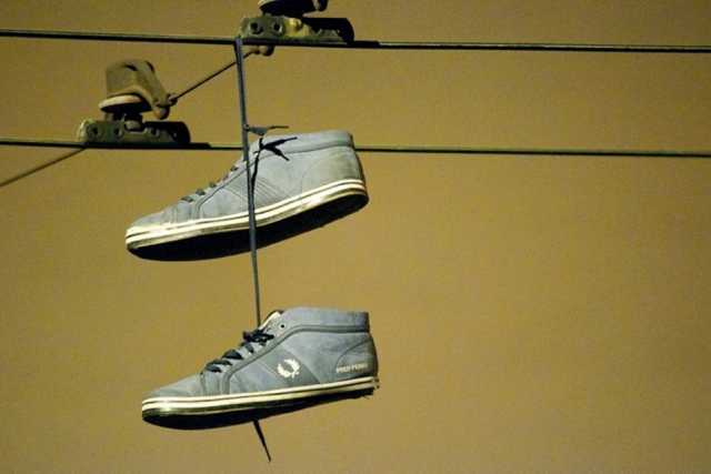 Il mistero delle scarpe appese sui fili elettrici: c'� di mezzo la droga?