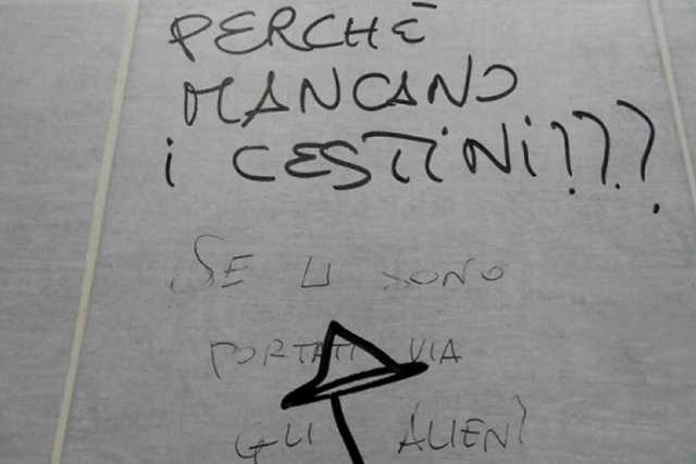 Pensieri, citazioni e annunci: i muri dei bagni pubblici come Facebook