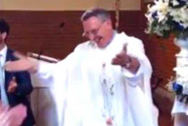 Don Maggioni, il prete che canta e balla durante la messa: �E� solo un messaggio di gioia�