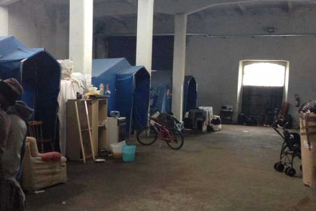 Bari, i rifugiati dell'ex-Set: �Nelle tende � dura vivere con il freddo�