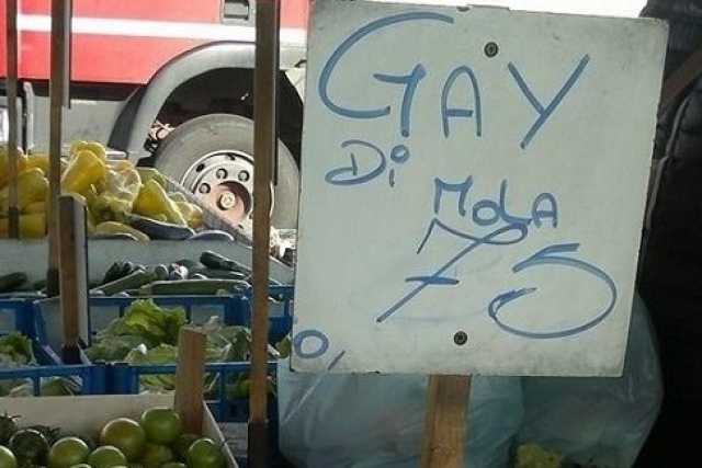 Mercato di Giovinazzo, sul bancone i finocchi in vendita come ''gay''