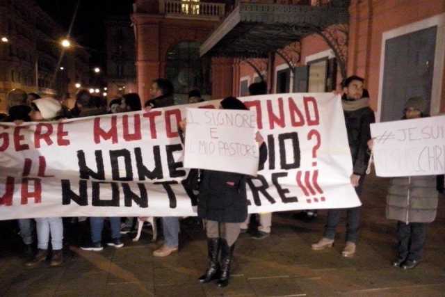 Teatro Petruzzelli, proteste e preghiere contro lo spettacolo su Ges�
