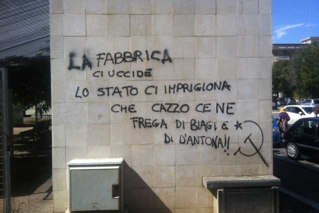 Bari, frase che inneggia al terrorismo scritta su un muro della citt�