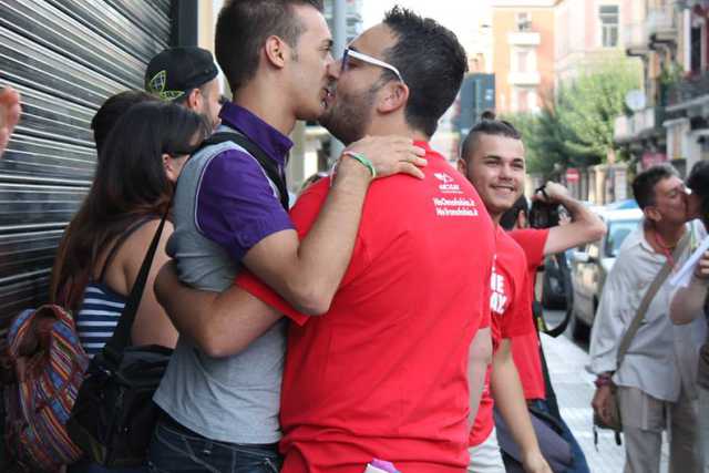 Chiesa Russa, ''baci gay in luogo pubblico'' contro la legge di Putin 