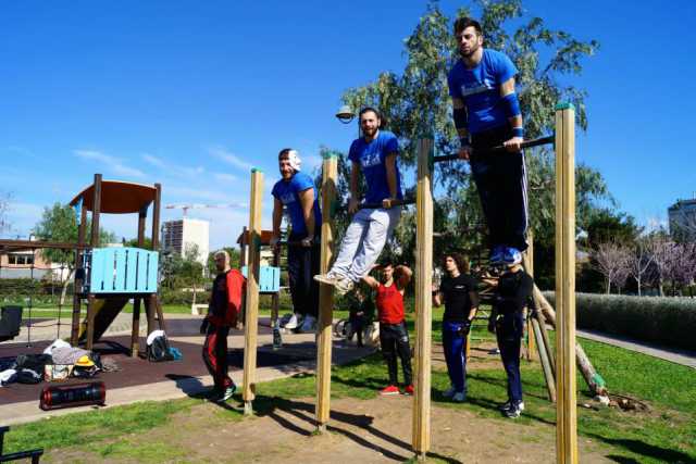 I ''Baristhenics'': 30 ragazzi che volteggiano su tubi, pali e muri della citt�