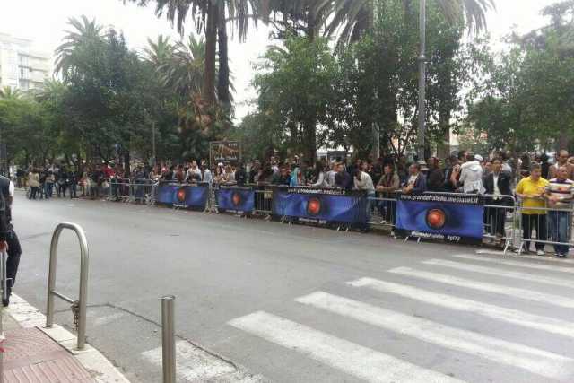 Bari, in migliaia in fila per le selezioni del Grande Fratello: le foto
