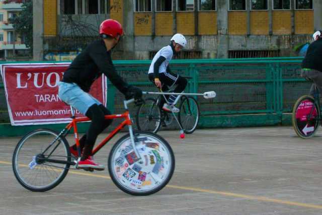 Il Bike Polo, sulle bici cercando di ''segnare'': a Corato c'� una squadra