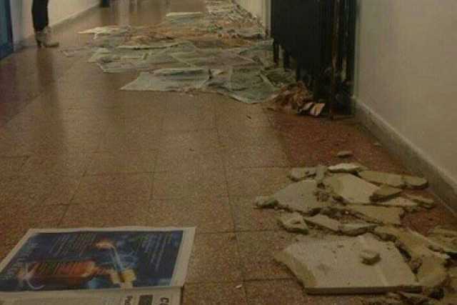 Istituto Giulio Cesare, crollano i soffitti e piove nelle aule: le immagini