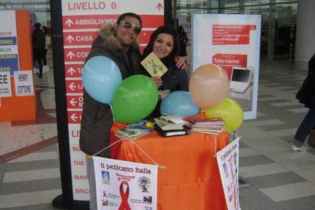 Via Sparano, giovani chiedono soldi per i malati di Aids: truffa? 