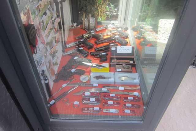 L'unica armeria di Bari: �Non vendo bombe, ma pistole da 5mila euro�