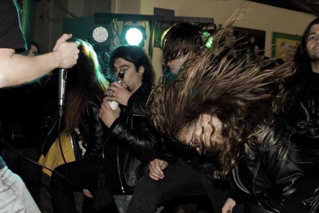 Borchie, capelli lunghi e musica heavy: i �metallari" non muoiono mai
