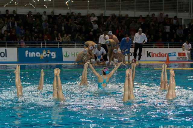 Il nuoto sincronizzato, piccole ninfe che danzano e volteggiano nell'acqua