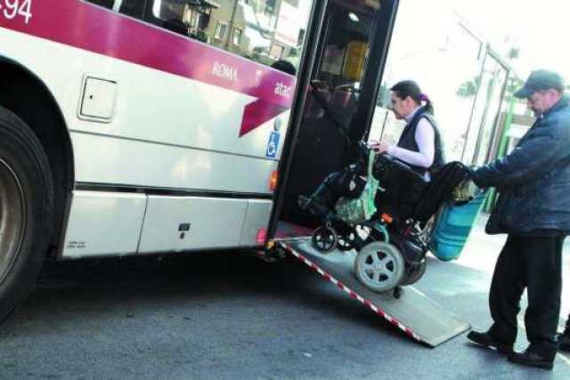 Bari, gite negate ai disabili in carrozzina: i bus non hanno le pedane