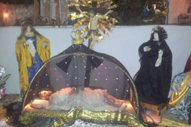 Bari Vecchia, c'� chi il presepe lo fa anche a Pasqua: foto