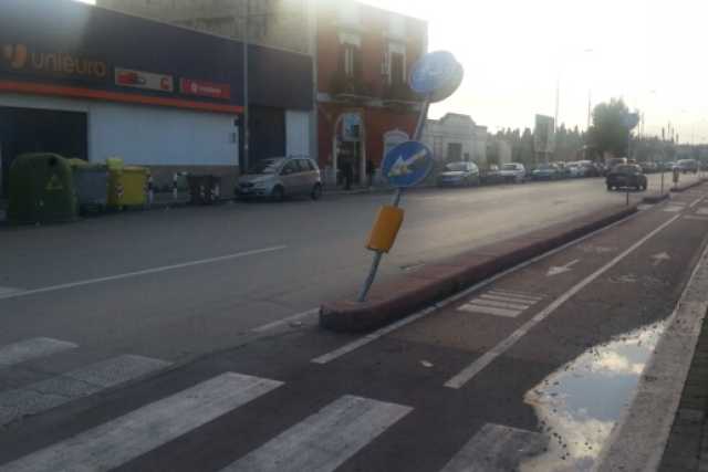Corso Mazzini: disastro ciclopista. Strada ristretta, auto contro i segnali