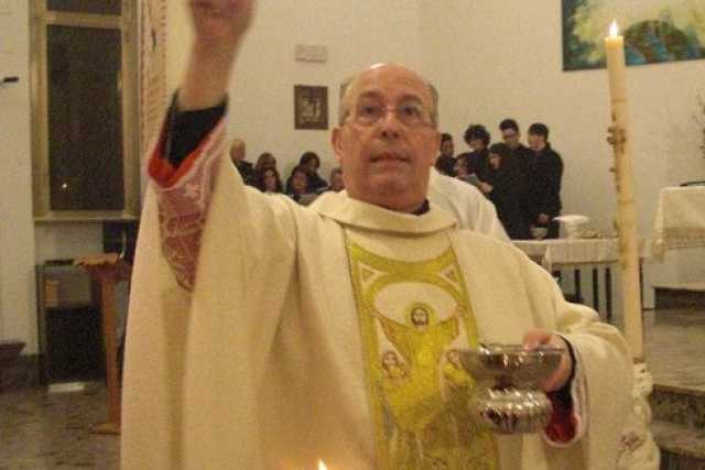 Don Mario, l'esorcista pi� famoso di Bari: messe da 5 ore ''contro i demoni''
