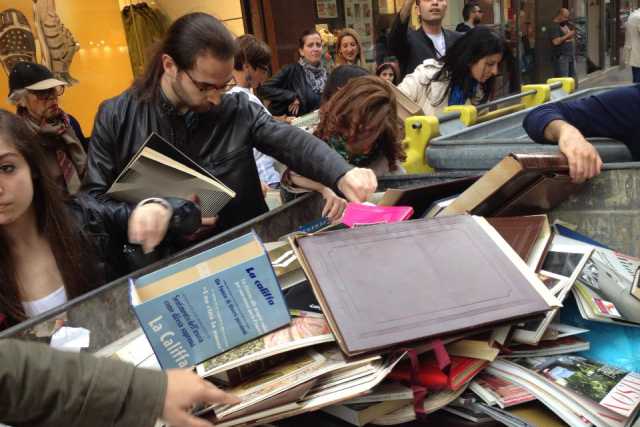 Muore e gli buttano i libri: assalto ai cassonetti di via Melo