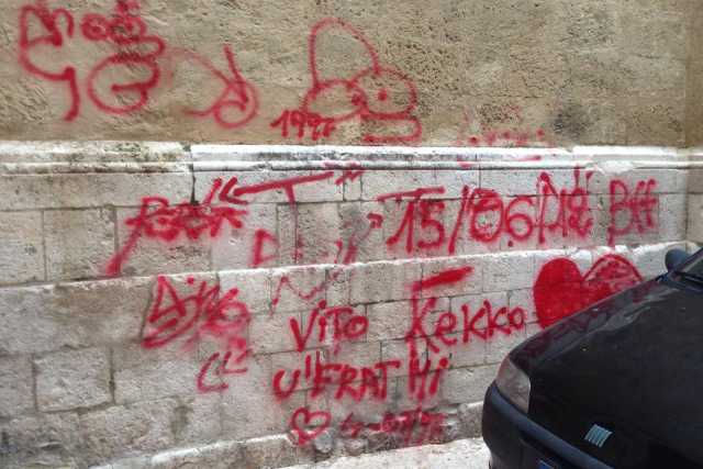 Bari Vecchia, tutti i monumenti marchiati dai vandali: foto