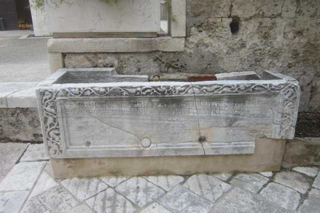 Castello Svevo, c'� un tesoro medioevale abbandonato nel cortile