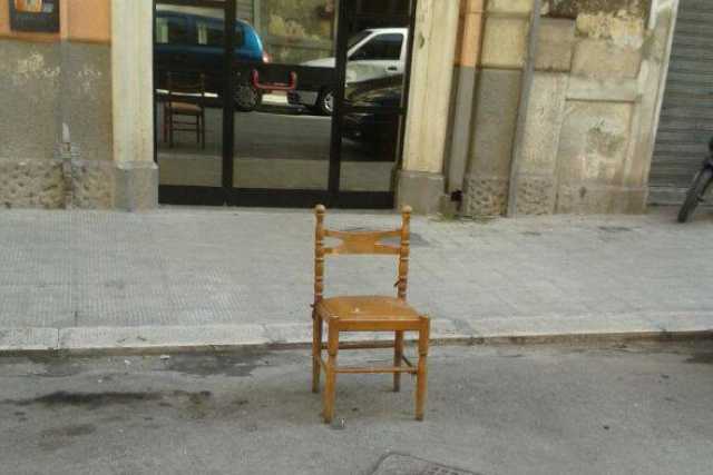 Sedie, carrelli e cassette: cos� a Bari si tutela il ''proprio'' posto auto