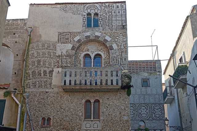 A Irsina c'� la "Casa di conchiglie", decorata da un solo uomo con 50mila gusci di molluschi
