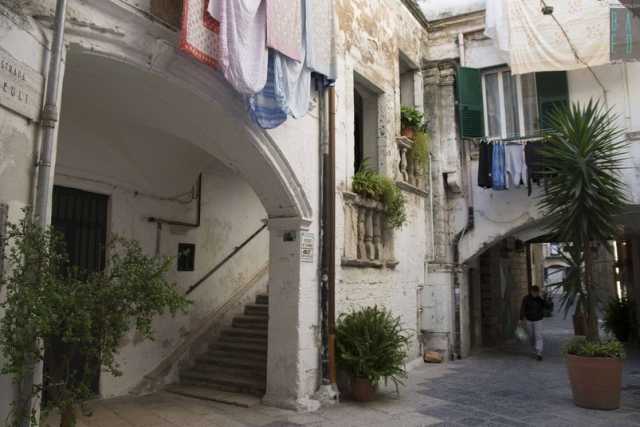 Bari Vecchia, in giro per le pittoresche corti: antenate dei moderni condom�ni