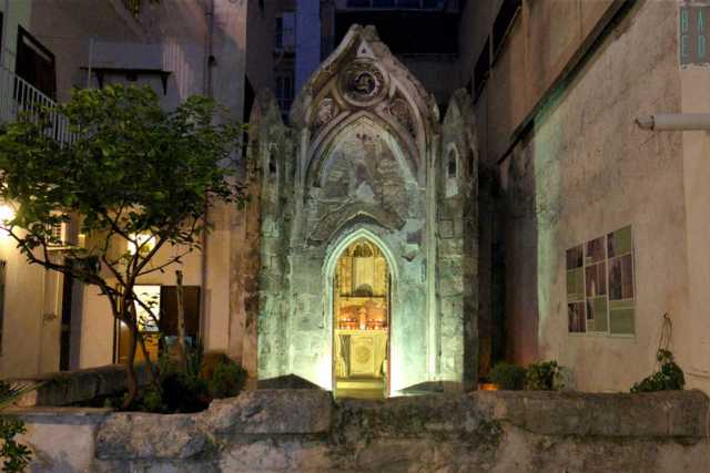 Taranto, San Francesco: chiesa neogotica nascosta nel cortile di un condominio