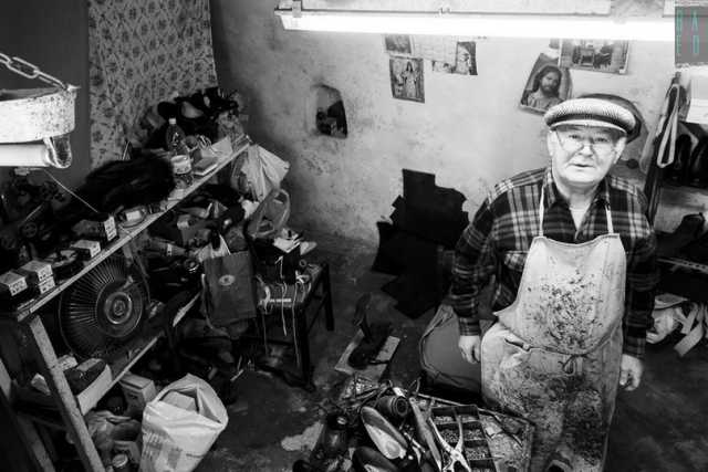 Grumo, nella bottega del calzolaio Antonio: l� dove il tempo sembra essersi fermato