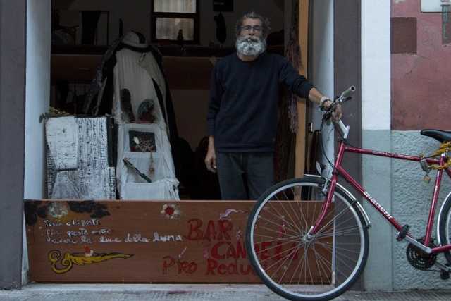 Bari, la storia di Paolo e del ''Bar candela'': ritrovo di tossici, matti e vagabondi