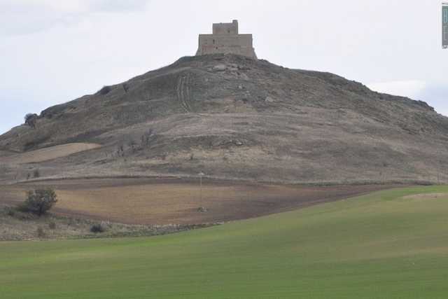 L'isolato e muto castello di Monteserico, che domina da secoli la valle del Bradano