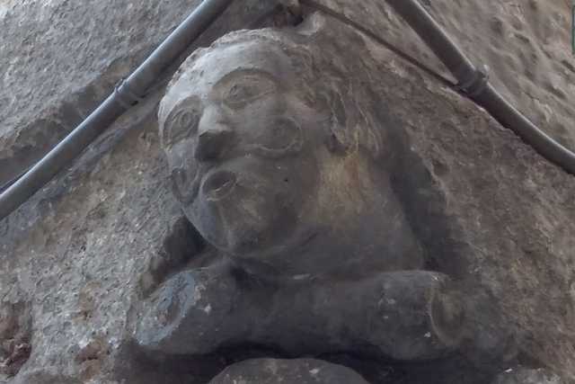 Modugno, quel mascherone che fa la linguaccia: ''nobile'' vendetta di 300 anni fa
