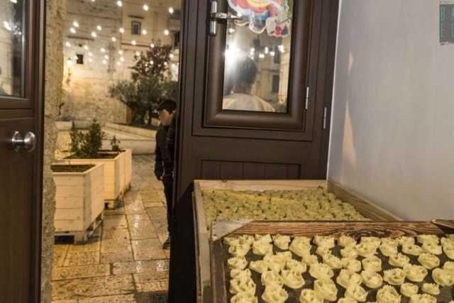 Presepi, cartellate e tradizioni: viaggio natalizio nei ''sottani'' di Bari Vecchia
