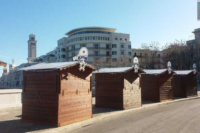 Bari, quelle casette in legno poste sulla rotonda: chiuse da un mese, a che servono?