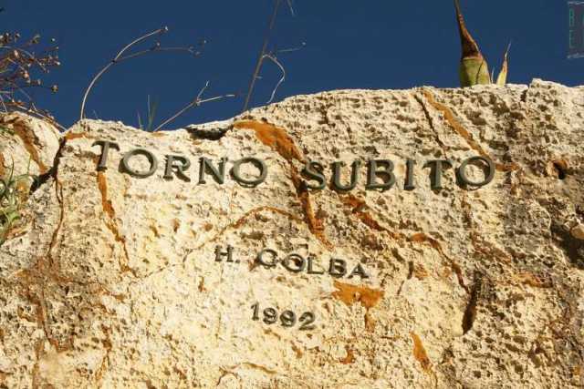 Polignano, ''torno subito'': quella scritta misteriosa incastonata a Cala Paura