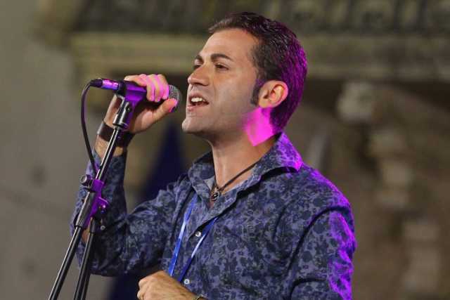 L'infermiere Roberto De Frenza: �Con le mie ''Maschere'' vado alla conquista di Sanremo rock�