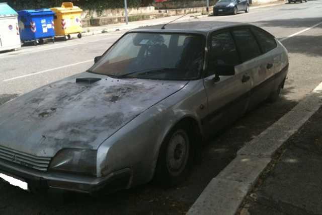 Parcheggiata e ferma da anni, con l'assicurazione pagata: il mistero della ''Citroen grigia''