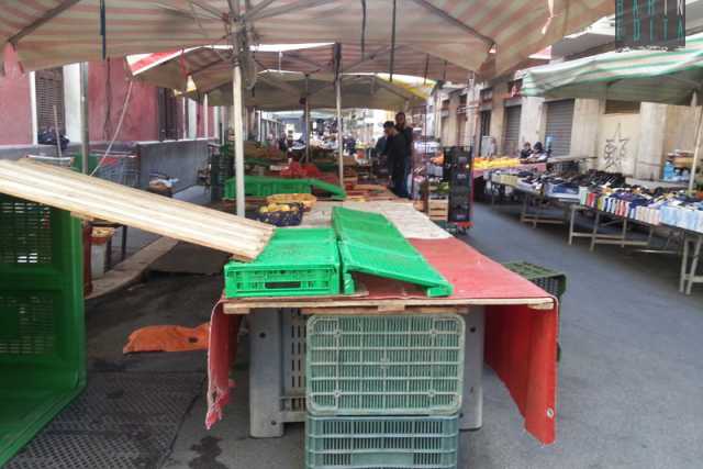 Mercato di via Nizza, rifiuti in strada e i gabbiani fanno festa: video